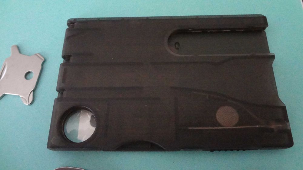 Карта за оцеляване 12 в 1 с нож, фенерче и лупа за огън