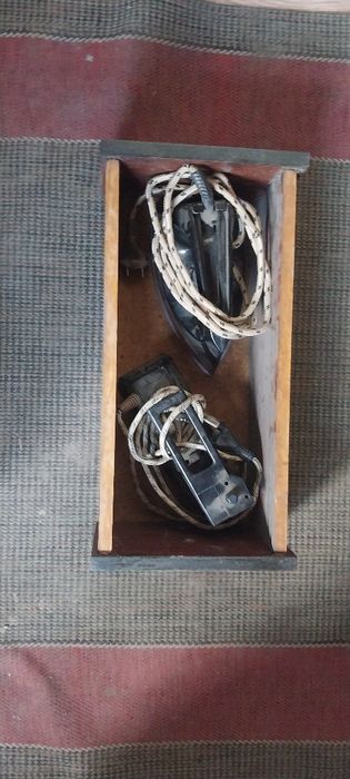 Продам 2старых утюгом обе рабочие
