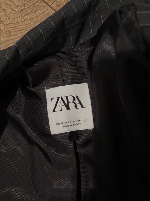 Продам деловой костюм Zara на M-L