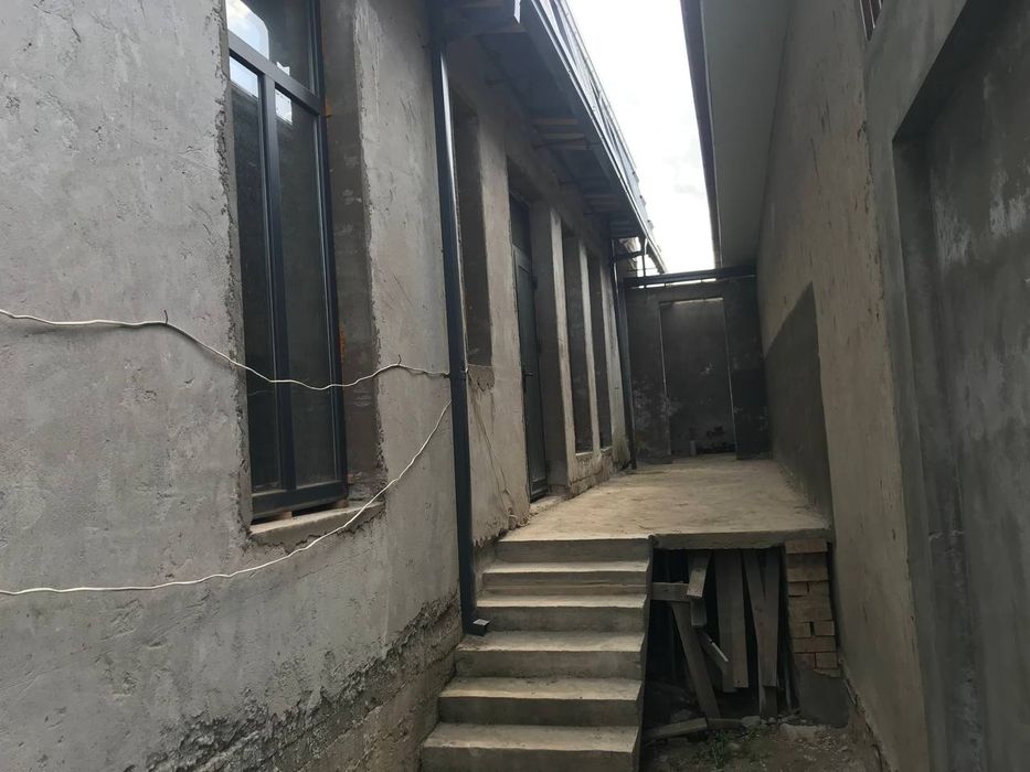 ДУРМОНДА СРОЧНО Участка 2 этажный сотилади. Нархи келишилади..