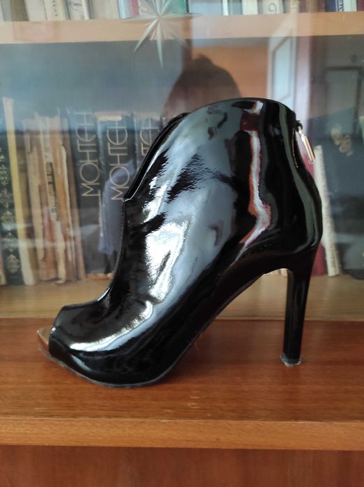 Черни лачени токчета