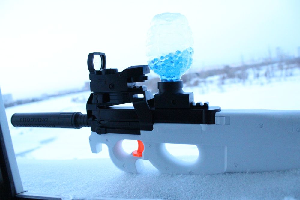 Игрушечный автомат P90