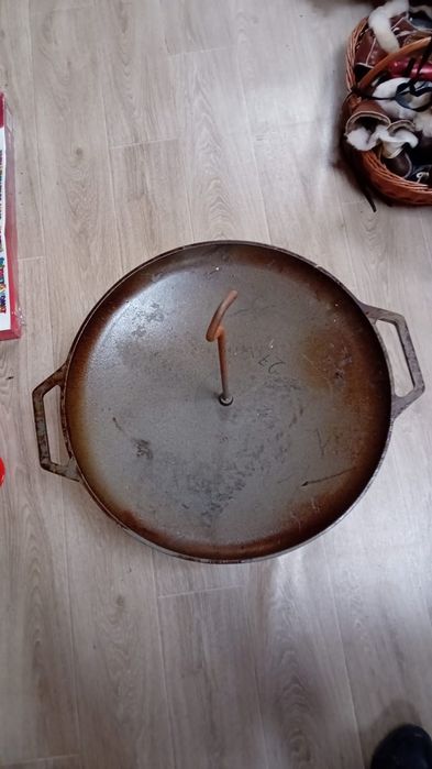 Disc (gratar) fonta cu 3 picioare.
