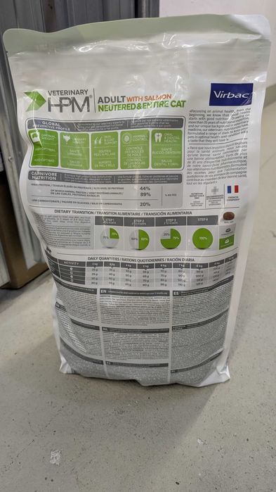 Hrană uscată pentru pisici adulte cu somon