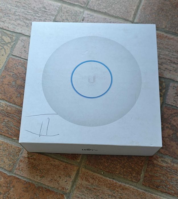 Комплект в кутия Ubiquiti UniFi 6 Pro (U6-PRO) AX4800 access point