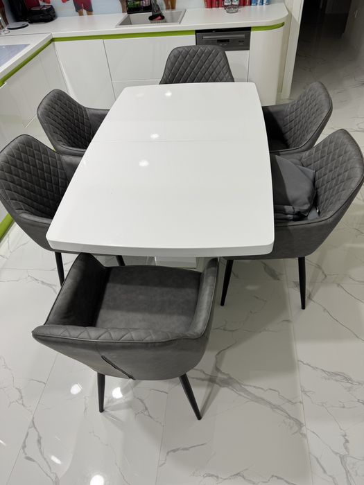 Луксозен трапезен сет: бяла гланц маса и дизайнерски столове