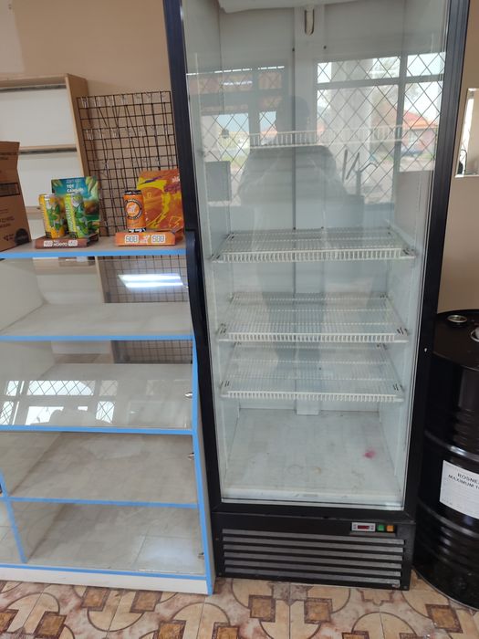 Продам холодильник витринный