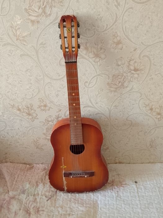 Гитара 6ти струнная