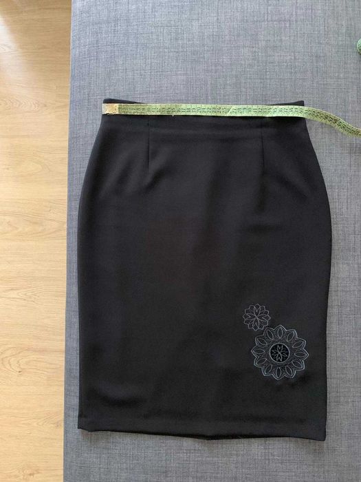 Costum dama MIZAR, sacou marime 40, fusta marime 42, negru cu broderie