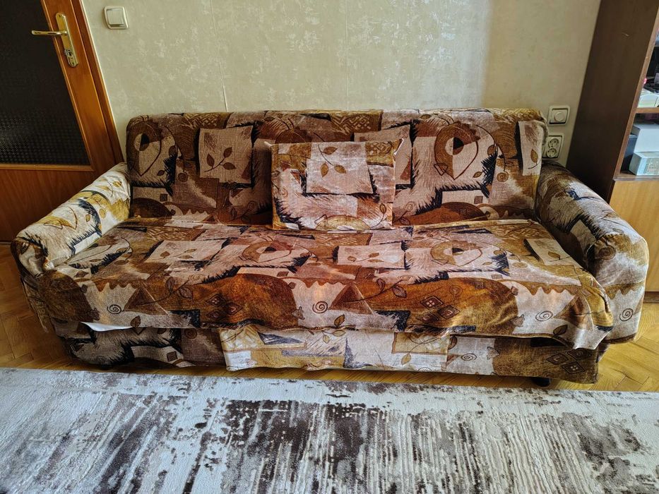 Продавам триместен диван