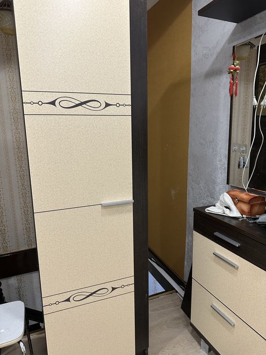 Продается прихожий со шкафом