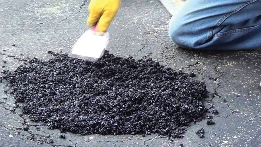 Холодный асфальт в мешках