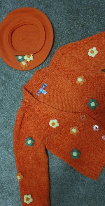 Cardigan si bereta flori crosetate