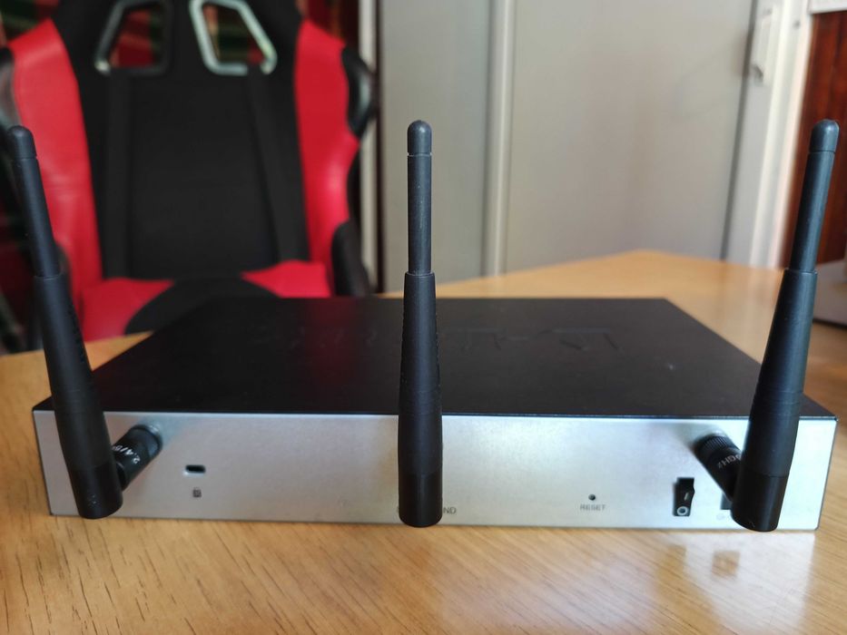 Гигабитов безжичен VPN рутер D-Link DSR-1000AC за до 3 доставчика