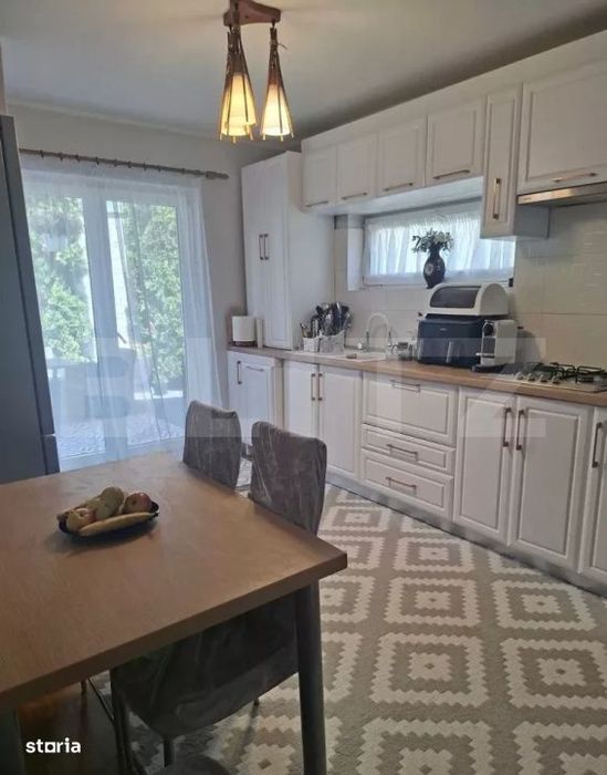 Casa de vanzare, 220 mp, zona Corunca