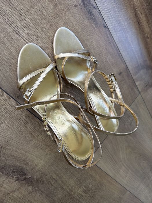 Sandale Guess auriu cu detaliu