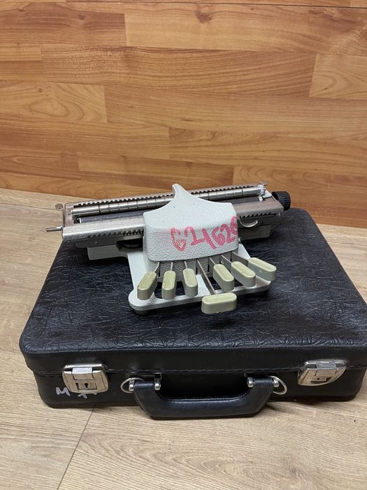 Masina de scris pentru nevazatori Braille / Masina de scris