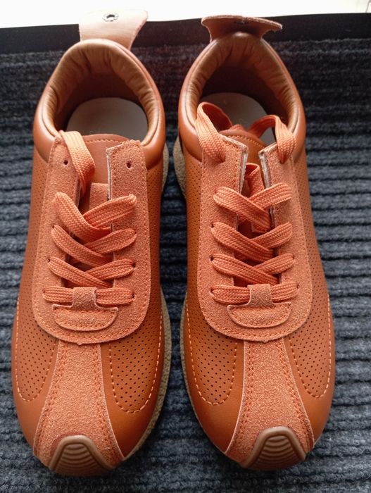 Аяқ киім сатылады.