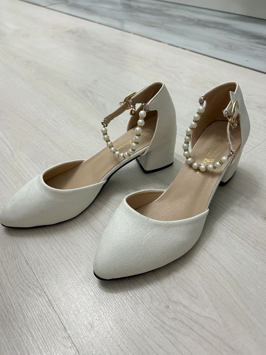 Новые белые туфли