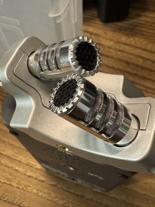 Оригинальный Zoom H4n в идеале.