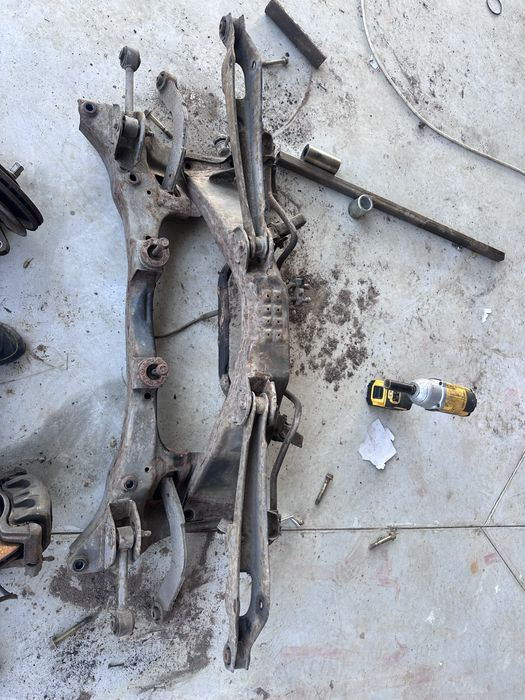 Заден мост за Мицубиши Аутлендър 2004г.