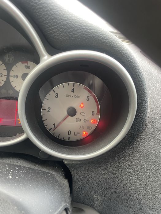 Alfa Romeo 147 1.9 JTD PORNEȘTE – bună pentru dezmembrat / proiect