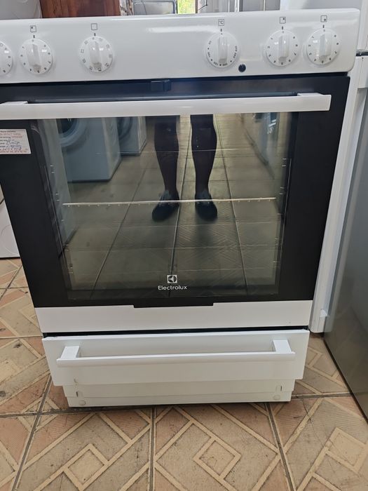 Свободно стояща печка с керамичен плот Electrolux с 2 години Гаранциия