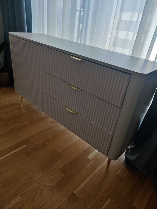 Un dulap funcțional cu detalii aurii