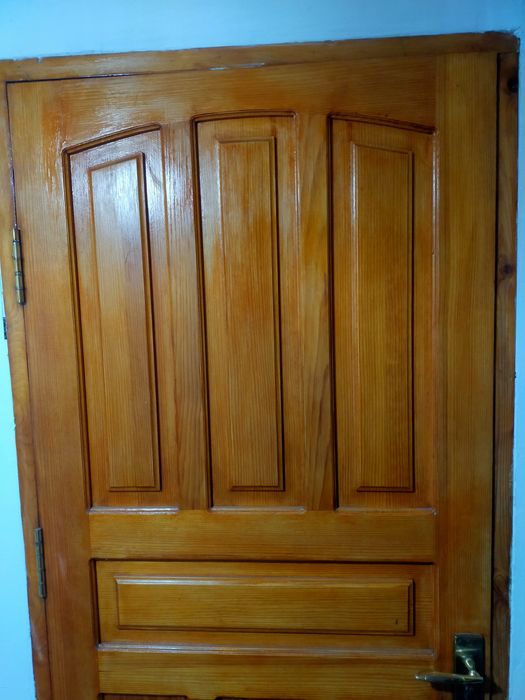 Дверь  из дерева