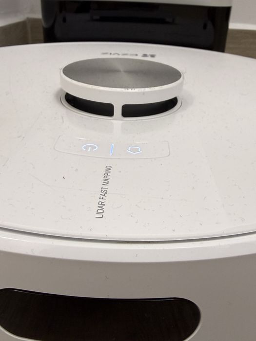 EZVIZ RE4 Plus cu statie de aspirare si mop