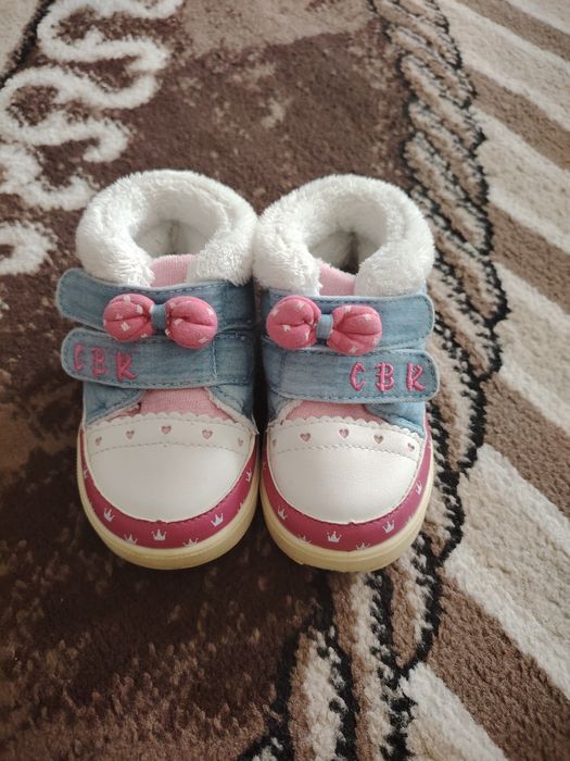 Продам детские кроссовки