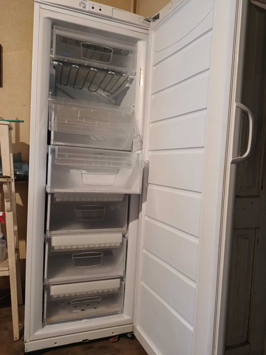Congelator Indesit cu 7 sertare