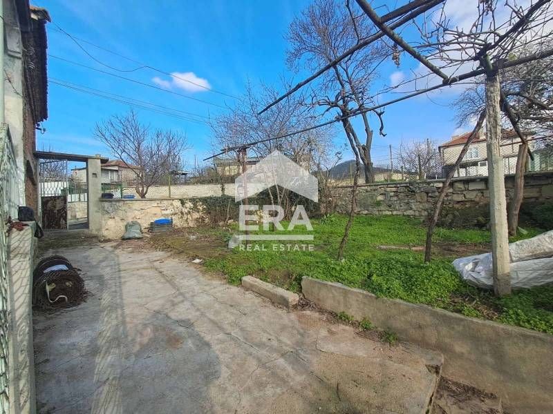 Едноетажна тухлена къща за продажба, с двор, в долната част на кв. Пов