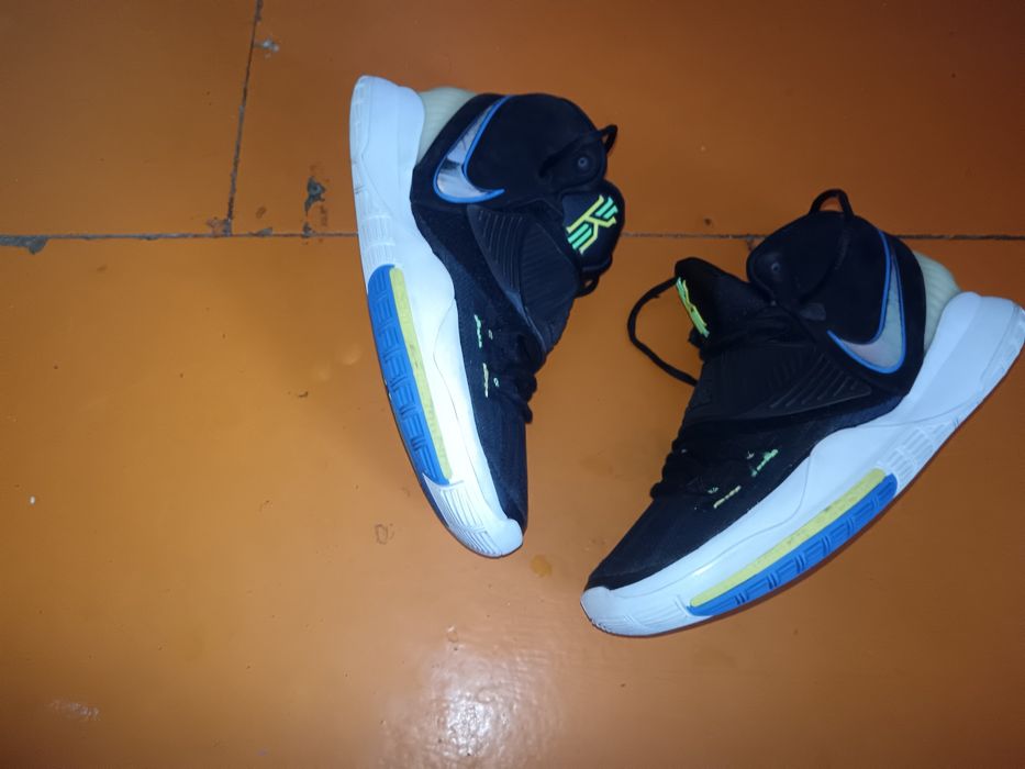 Продам фирменные кроссовки Nike