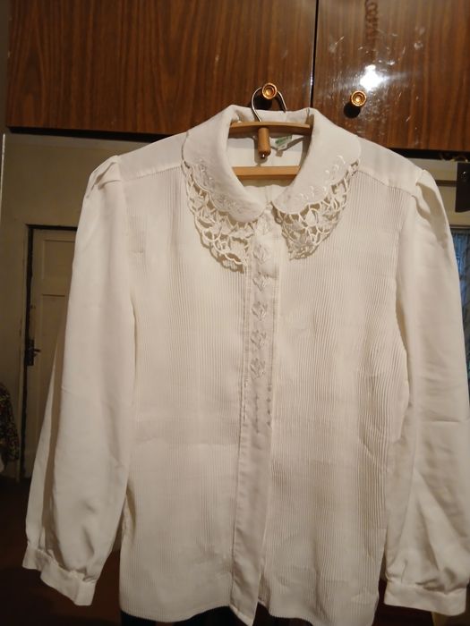 Офисные белые нарядные  блузки с пуговицами.