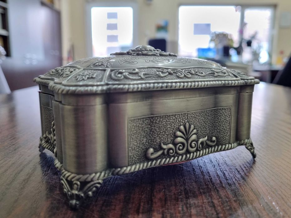 СТРАХОТЕН ПОДАРЪК Нова метална винтидж Бижутера