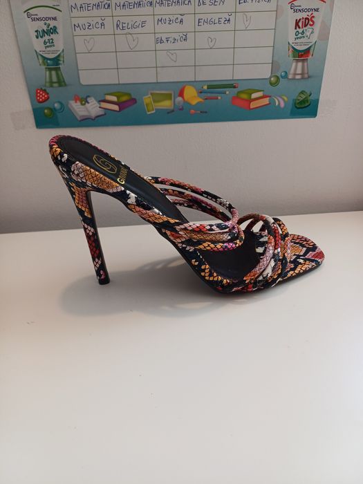 Vând sandale cu toc