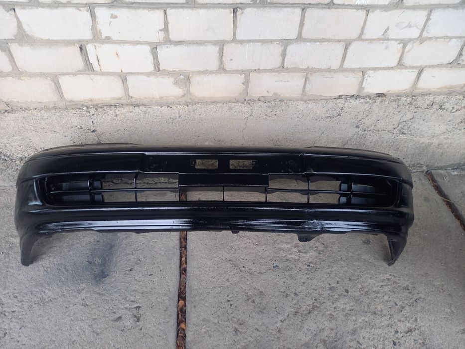 Передний бампер Тойота Карина е.