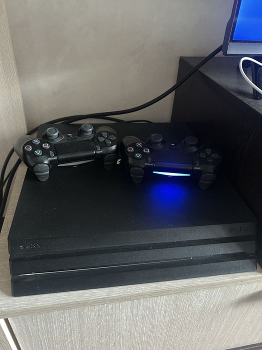 Продам приставку PS4 Pro