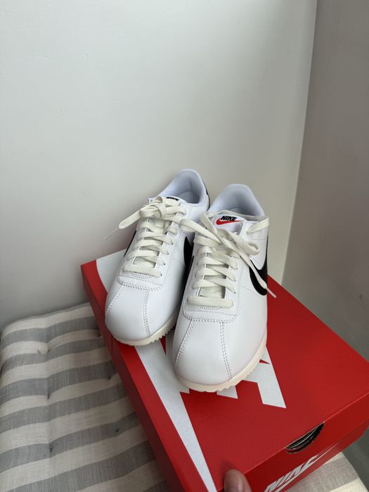 Nike Cortez adidasi unisex alb cu negru marimea 40 noi originali