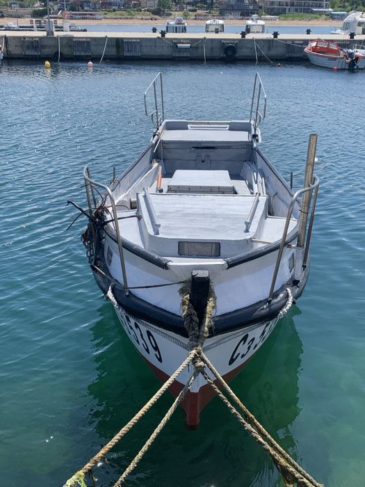 Рибарска пластмасова лодка