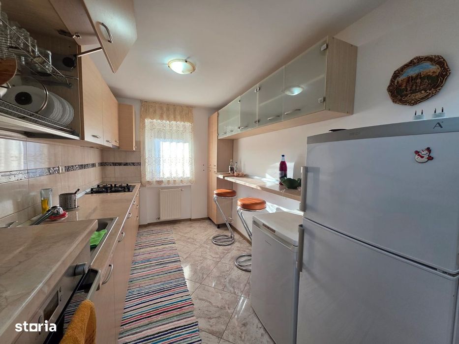 4 camere, zona Favorit, etaj intermediar, 2 balcoane, mobilat, utilat