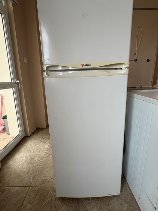 Продавам хладилник с фризер – 100 лв.