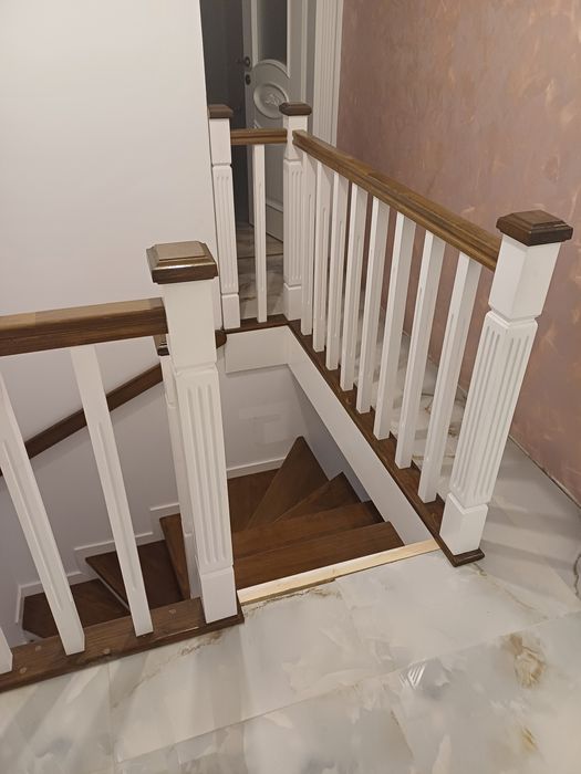 Scări din lemn masiv din stejar,frasin sau fag aburit ,cu montaj și tr