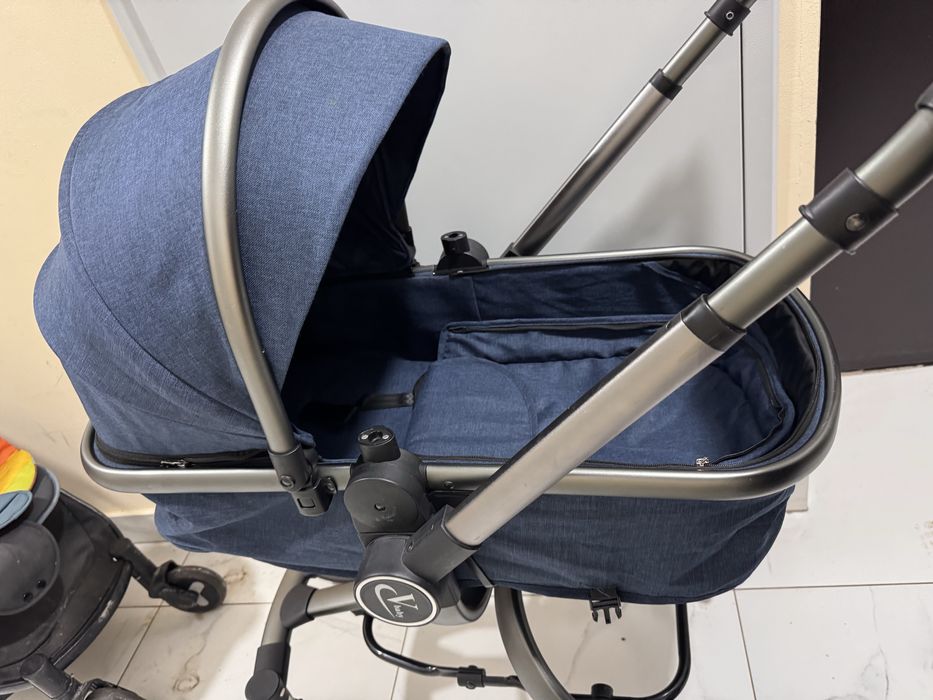 Коляска новая синего цвета