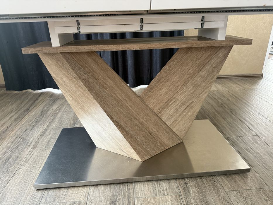 Разтегателна маса с бял мдф плот, кафяви крака, дъб сонома