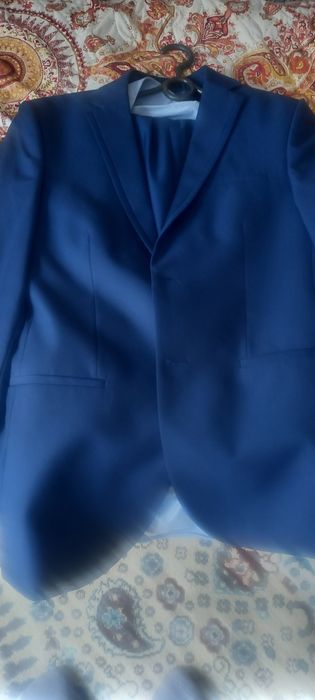 Продам школьный костюм