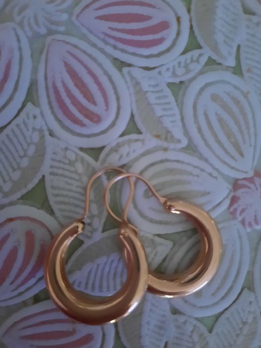 Продам золотую сережку