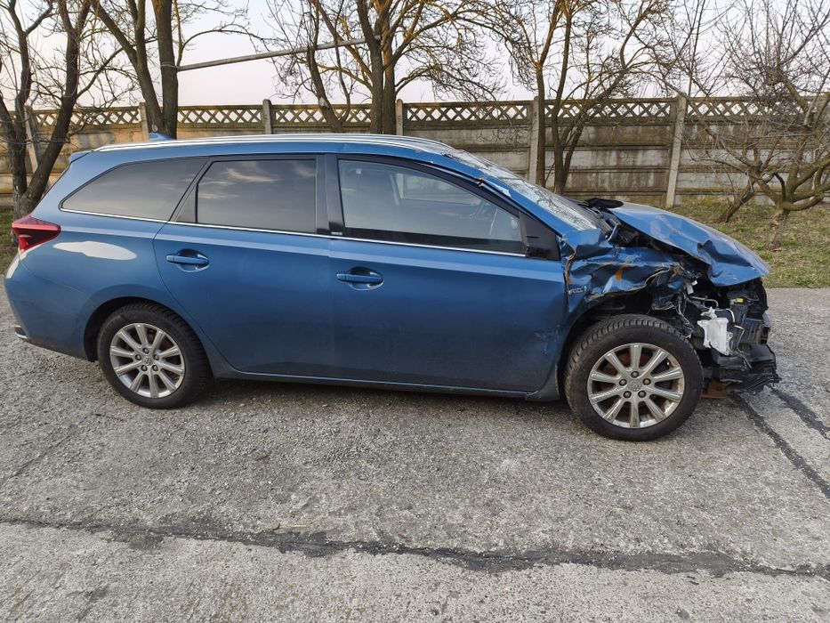 Toyota Auris Hybrid 2016 avariat