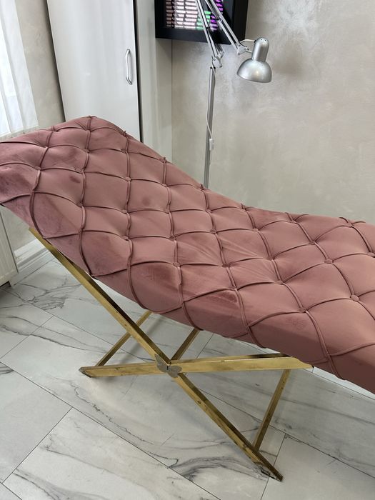 Луксозно козметично/масажно легло – розов велур, стабилна метална конструкция